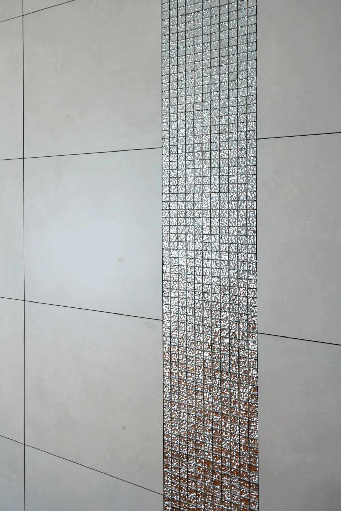 Wandfliesen mit Mosaikstreifen in einem Bad
