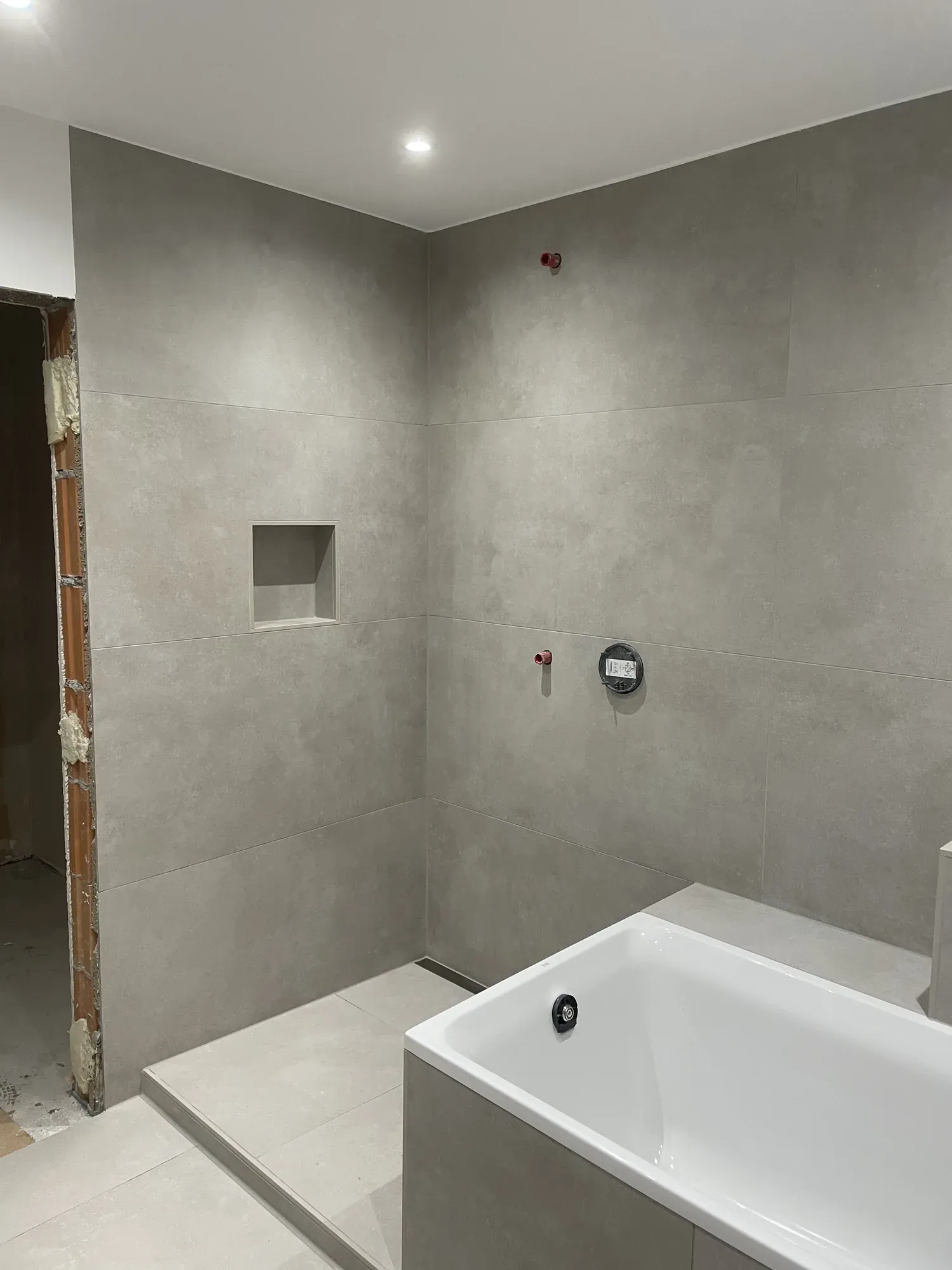 Badewanne in Betonoptik