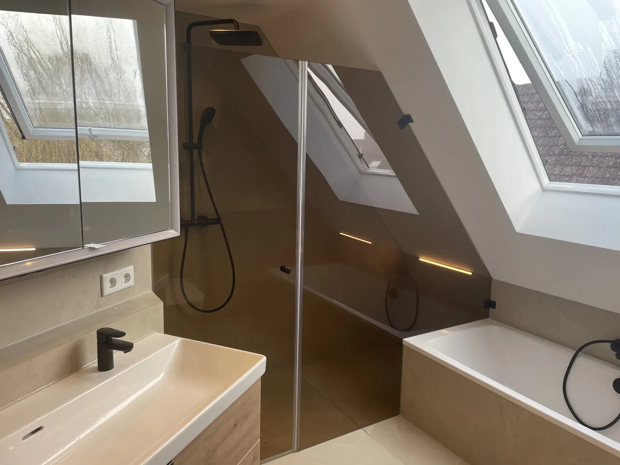 Fertig saniertes Dachbad mit Waschtisch und Glasdusche