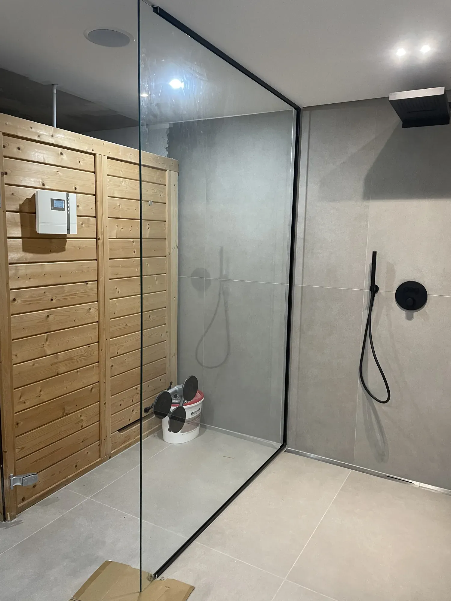 Glasdusche neben einer Sauna